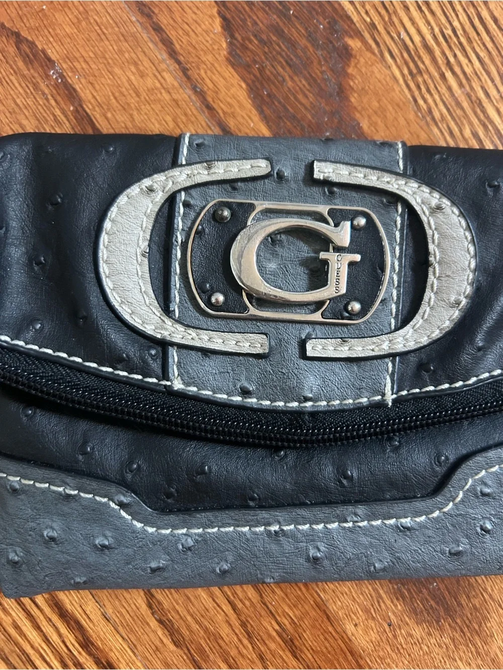 GUESS Black & Gray Faux Ostrich Wristlet Clutch Wallet Silver G Logo EUC